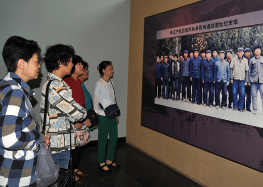 退休党员参观焦庄户2.JPG