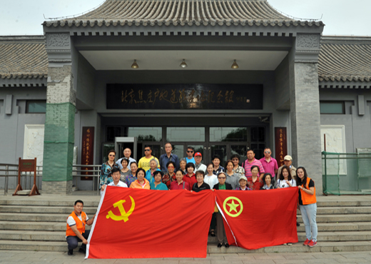 退休党员参观焦庄户7.JPG