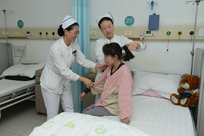 1-4阿牛得到护士阿姨的关爱.jpg